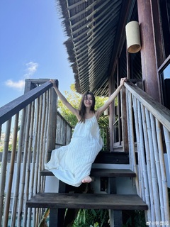 Elaine Zhong feet photo 16