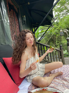 Elaine Zhong feet photo 1