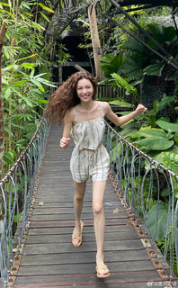 Elaine Zhong feet photo 20
