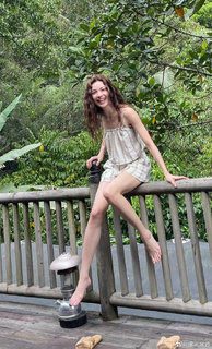 Elaine Zhong feet photo 17