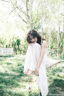 Elaine Zhong feet photo 3