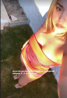 Elanur Pat feet photo thumbnail