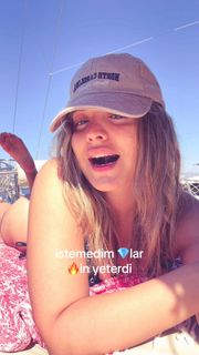 Elanur Pat feet photo thumbnail