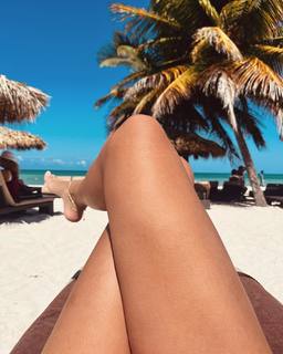 Elarica Gallacher feet photo 15