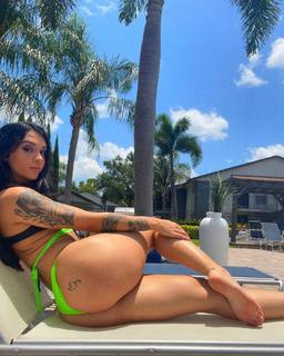 Elayna Black feet photo thumbnail