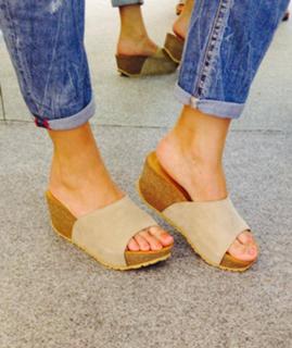 Elena Asimakopoulou feet photo 1