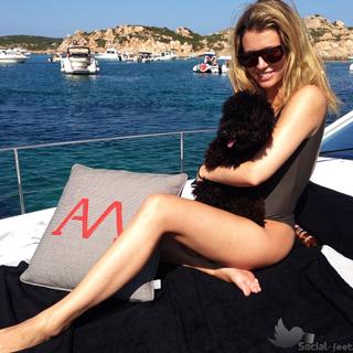 Elena Barolo feet photo thumbnail