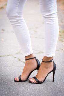 Elena Barolo feet photo thumbnail