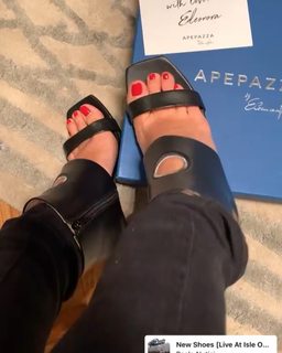 Elena Barolo feet photo thumbnail