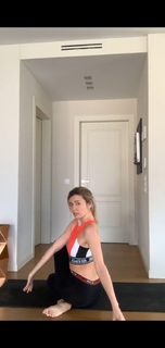 Elena Barolo feet photo thumbnail