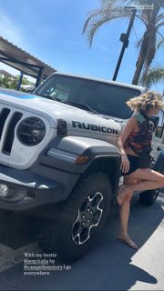 Elena Barolo feet photo thumbnail