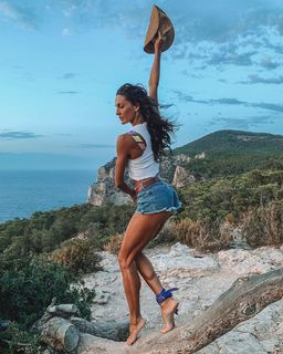 Elena D'Amario feet photo 1