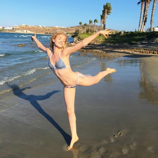 Elena Kampouris feet photo 10
