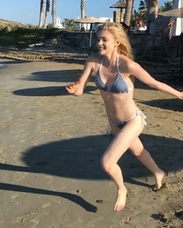 Elena Kampouris feet photo 8