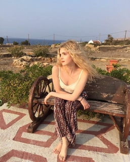Elena Kampouris feet photo 8