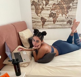 Elena Kremlidou feet photo thumbnail