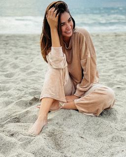 Elena Kremlidou feet photo thumbnail