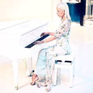 Elena Letuchaya feet photo thumbnail