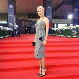 Elena Letuchaya feet photo thumbnail