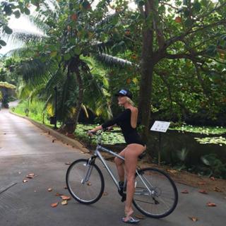 Elena Letuchaya feet photo thumbnail