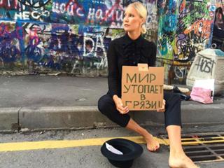 Elena Letuchaya feet photo thumbnail