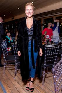 Elena Letuchaya feet photo thumbnail