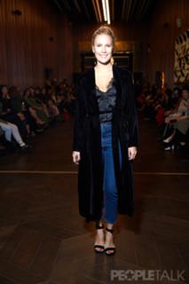 Elena Letuchaya feet photo thumbnail