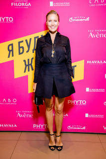 Elena Letuchaya feet photo thumbnail