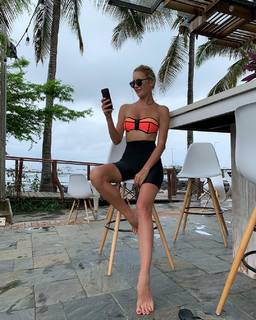 Elena Letuchaya feet photo thumbnail