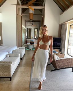 Elena Letuchaya feet photo thumbnail