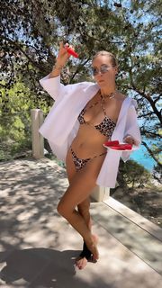 Elena Letuchaya feet photo thumbnail