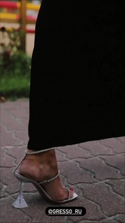 Elena Letuchaya feet photo thumbnail