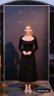 Elena Letuchaya feet photo thumbnail