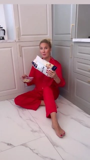 Elena Letuchaya feet photo thumbnail