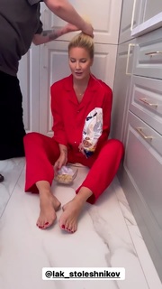 Elena Letuchaya feet photo thumbnail