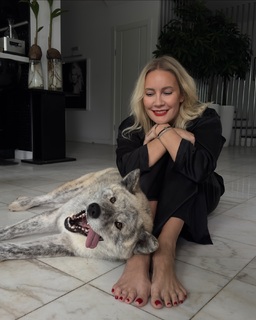 Elena Letuchaya feet photo thumbnail