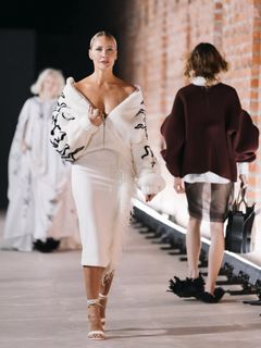 Elena Letuchaya feet photo thumbnail