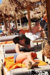 Elena Papavasileiou feet photo thumbnail