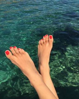 Elena Papavasileiou feet photo thumbnail