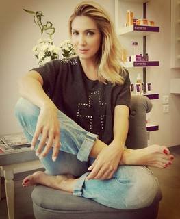 Elena Papavasileiou feet photo thumbnail