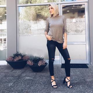 Elena Papavasileiou feet photo thumbnail