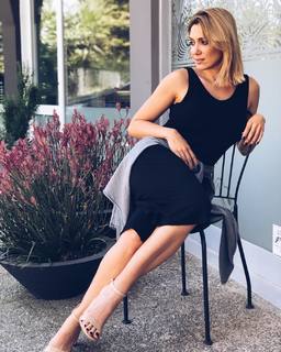 Elena Papavasileiou feet photo thumbnail