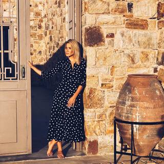 Elena Papavasileiou feet photo thumbnail