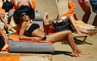 Elena Papavasileiou feet photo thumbnail