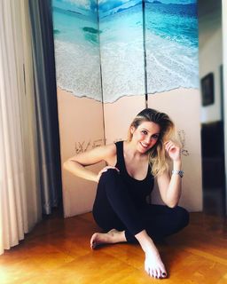 Elena Papavasileiou feet photo thumbnail