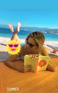 Elena Papavasileiou feet photo thumbnail