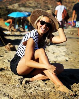 Elena Papavasileiou feet photo thumbnail