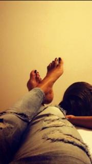 Elena Santarelli feet photo thumbnail