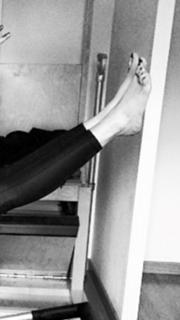 Elena Santarelli feet photo thumbnail