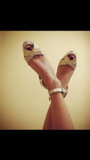 Elena Santarelli feet photo thumbnail